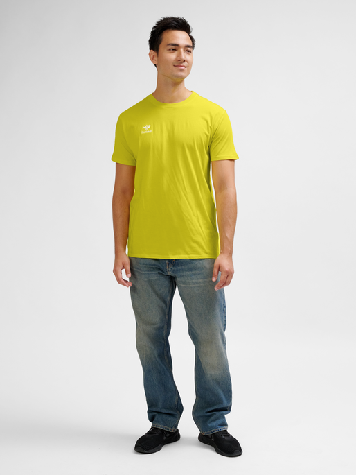 hmlGO 2.0 T-SHIRT S/S, BLAZING YELLOW, model