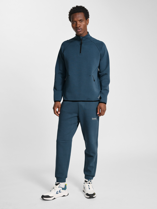 hmlTECH FLEECE HALFZIP, STARGAZER, model