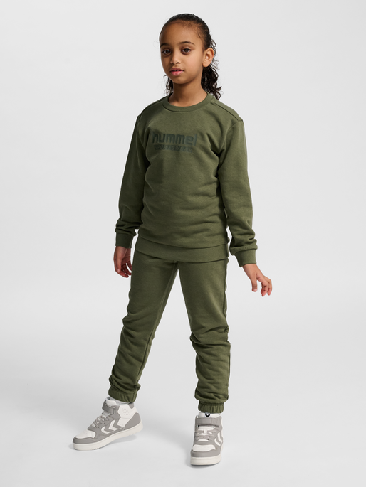 hmlJR BASE SWEATSHIRT, WINTER MOSS, model