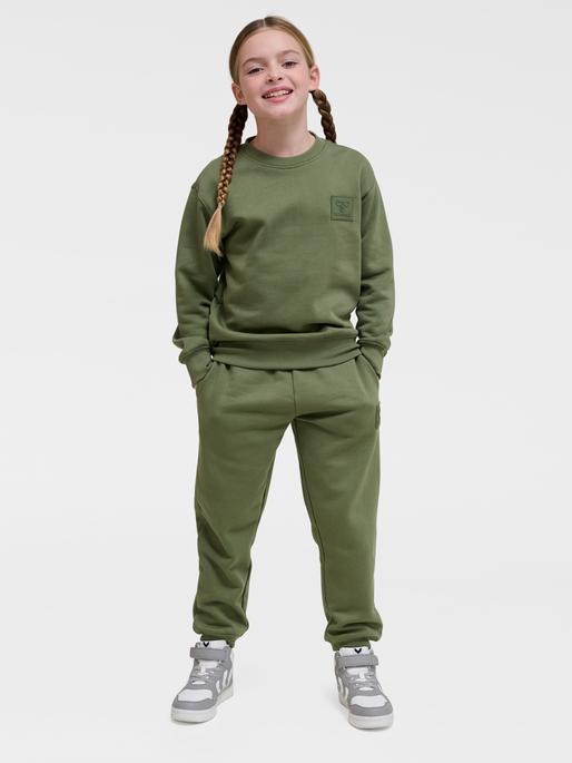 hmlCLEAN SWEATSHIRT, OLIVINE, model