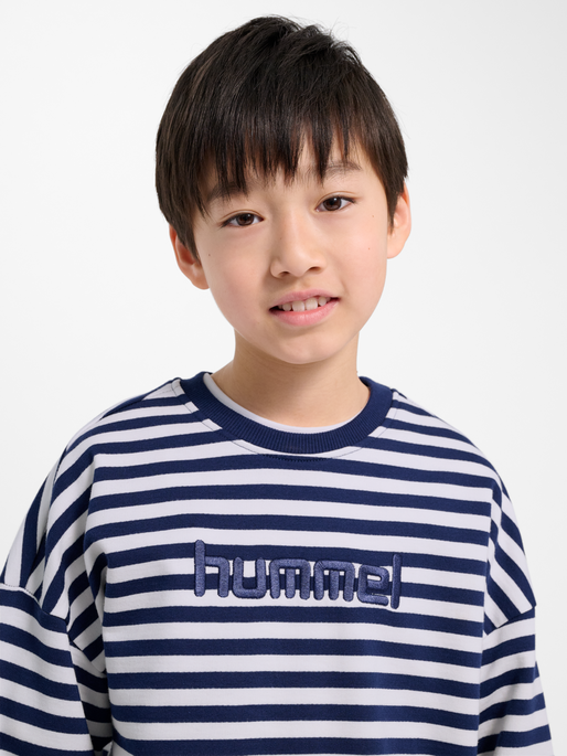 hmlJR GEGGO STRIPE SWEATSHIRT, MEDIEVAL BLUE, model