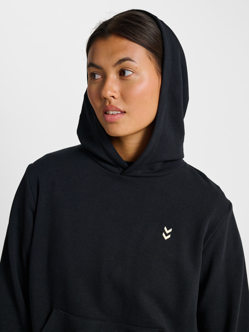 hmlPULSE W SWEAT HOODIE, BLACK, model