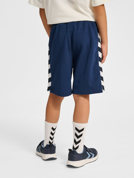 hmlJR ARCHIVE REGULAR POLY SHORTS, DRESS BLUES, model