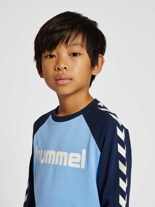 hmlBOYS T-SHIRT L/S, DUSK BLUE, model