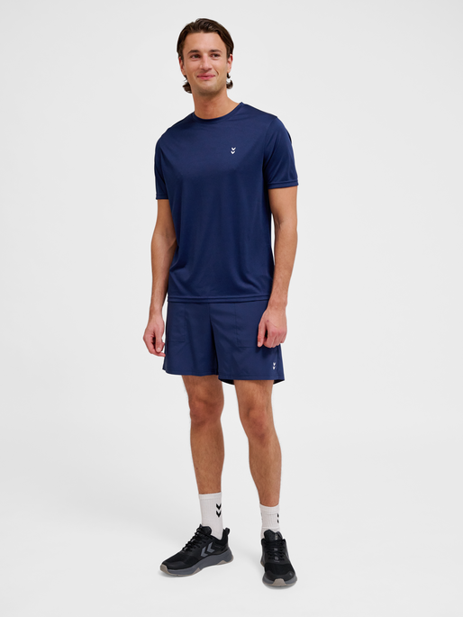 hmlPULSE WORKOUT SHORTS, DRESS BLUES, model