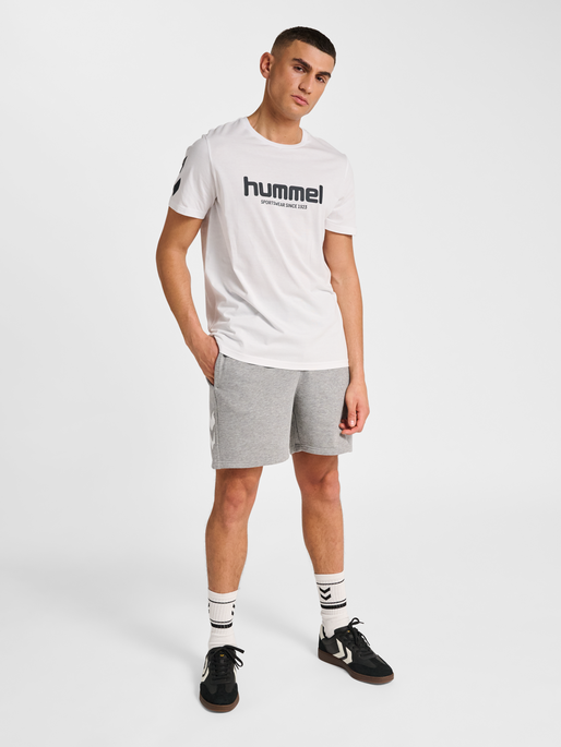 hmlLEGACY 2.0 T-SHIRT S/S, WHITE, model