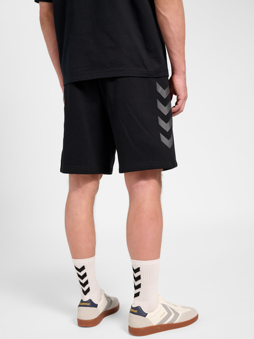 hmlKEEPER CHEVRON SHORTS, BLACK, model