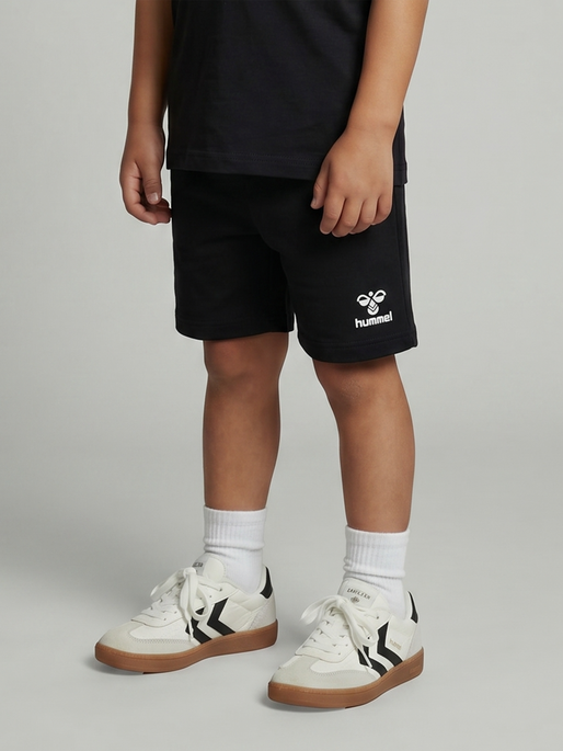 hmlESSENTIAL TRAINING SHORTS KIDS, BLACK, model