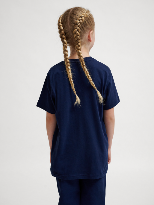 hmlTUKAS T-SHIRT S/S, BLACK IRIS 2, model