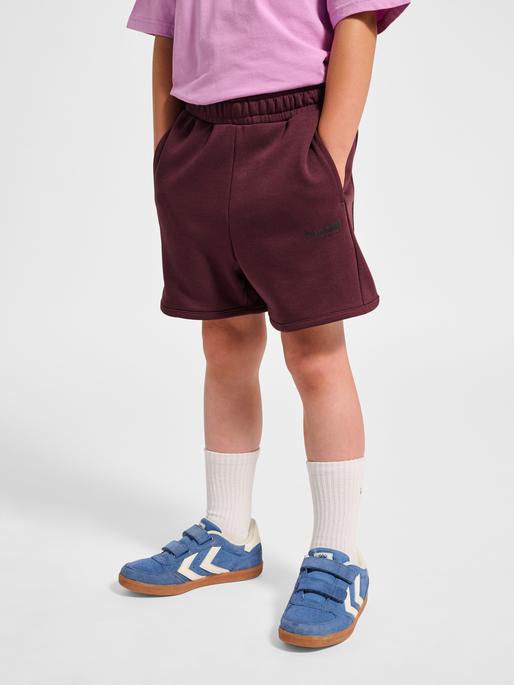 hmlJR LOOSE UNI SHORTS, VINEYARD WINE, model