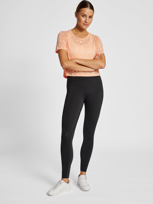 hmlMT IRIS BURNOUT CROP T-SHIRT, ALMOST APRICOT, model
