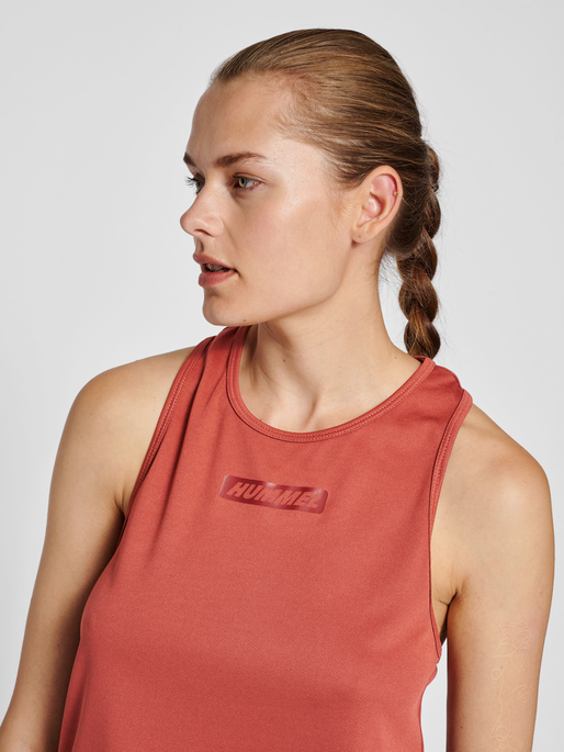 hmlTE TOLA TANKTOP, APPLE BUTTER, model