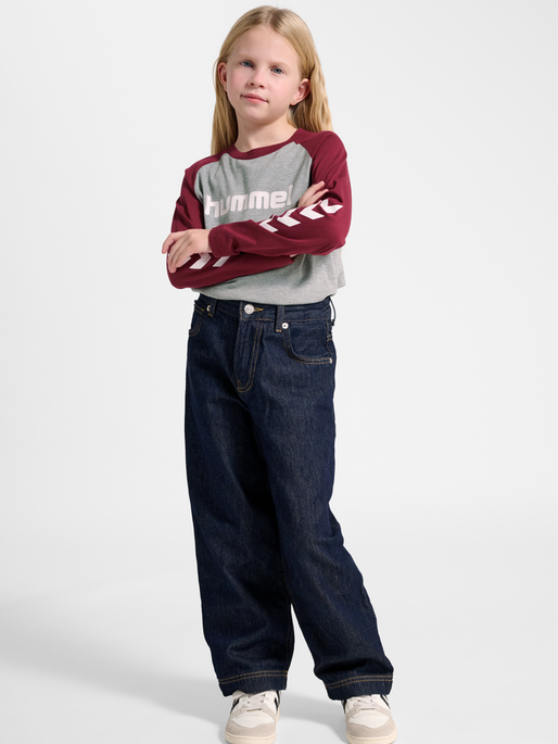 hmlJR LOGO T-SHIRT L/S, CHOCOLATE TRUFFLE, model