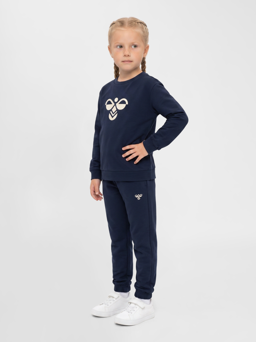 hmlJR REG TUKAS SWEATSHIRT, DRESS BLUES, model