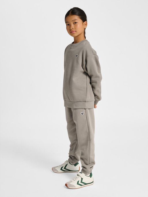 hmlJR LOOSE CREWNECK BEE, ROCK RIDGE, model