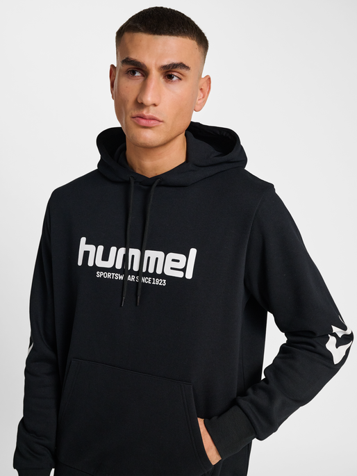 hmlLEGACY 2.0 HOODIE, BLACK, model