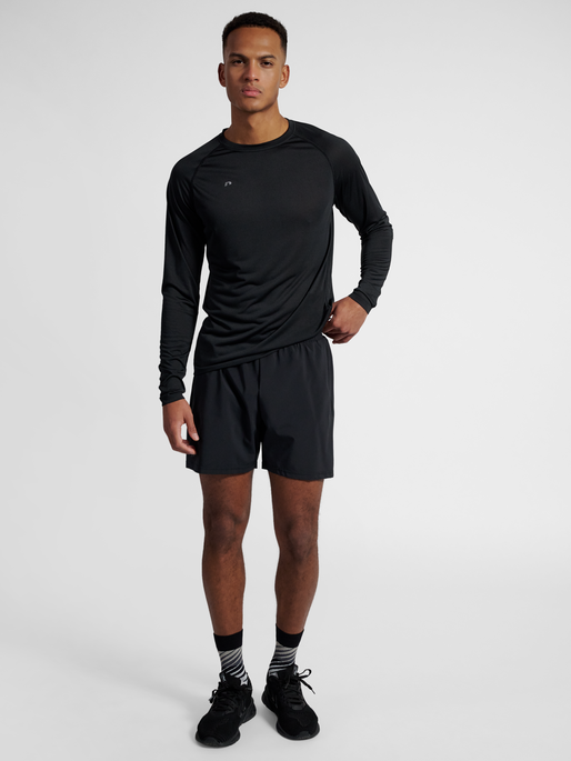 nwlMAX ZIP POCKET SHORTS, BLACK, model