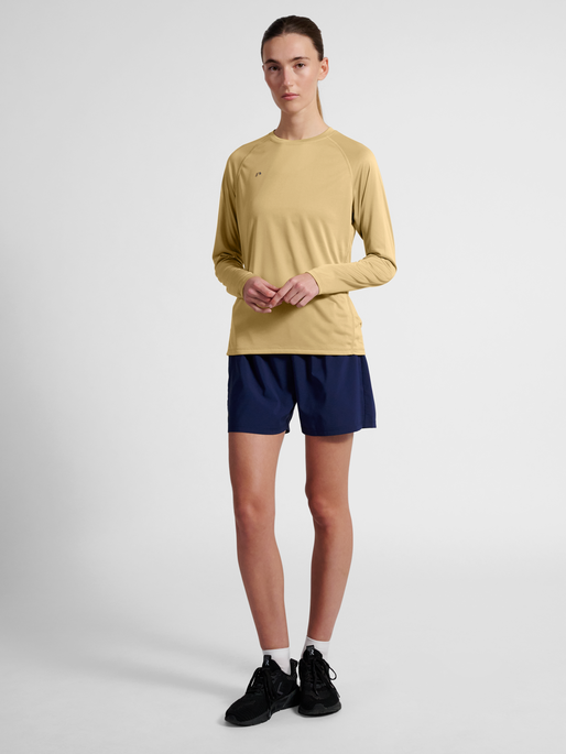 nwlBEAT W T-SHIRT L/S, ANTELOPE, model