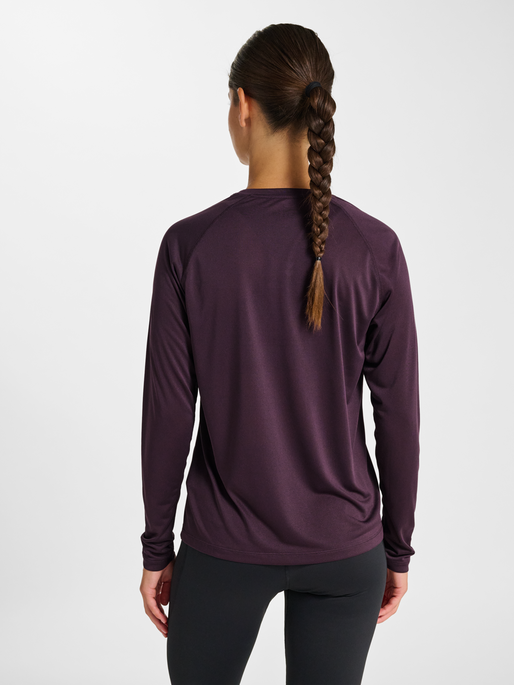 nwlBEAT W T-SHIRT L/S, PLUM PERFECT, model