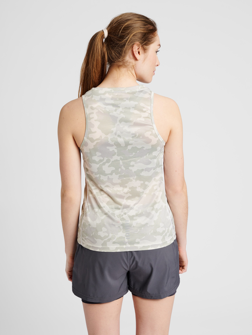 WOMEN RUNNING SINGLET, OYSTER MUSHROOM AOP, model