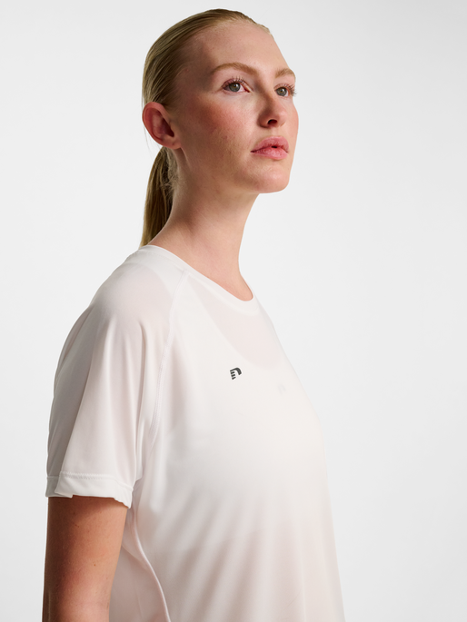 nwlBEAT W T-SHIRT, WHITE, model