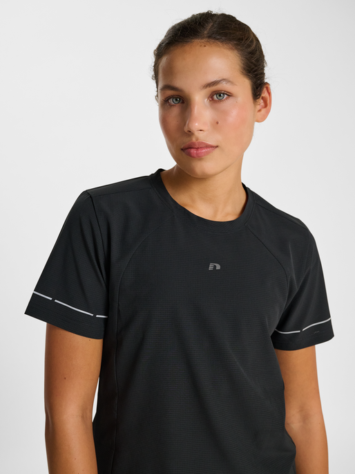 nwlBREATHE W T-SHIRT, BLACK, model