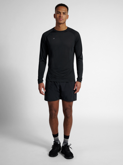 nwlBEAT T-SHIRT L/S, BLACK, model