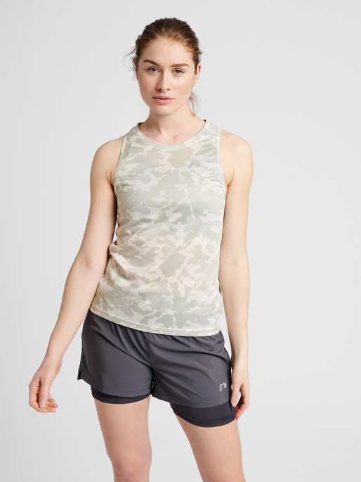 WOMEN RUNNING SINGLET, OYSTER MUSHROOM AOP, model