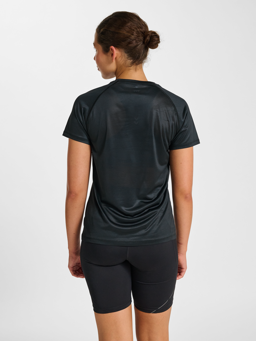 nwlBEAT GRADIENT W T-SHIRT, BLACK IRIS, model