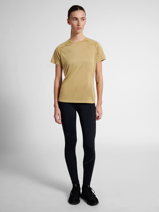 nwlBEAT W T-SHIRT, ANTELOPE, model