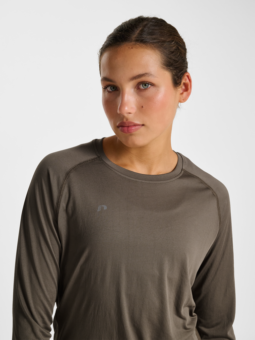 nwlBEAT W T-SHIRT L/S, FALCON, model