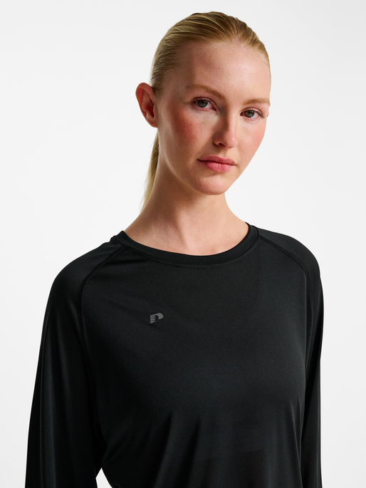 nwlBEAT W T-SHIRT L/S, BLACK, model