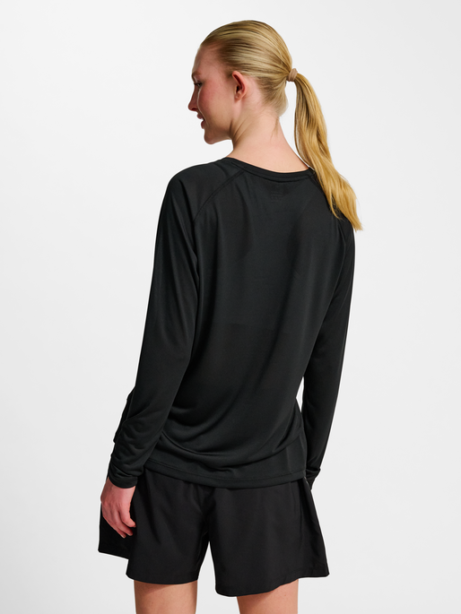 nwlBEAT W T-SHIRT L/S, BLACK, model