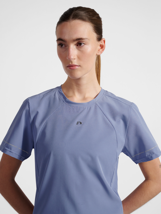nwlBREATHE W T-SHIRT, ACTIVE BLUE, model