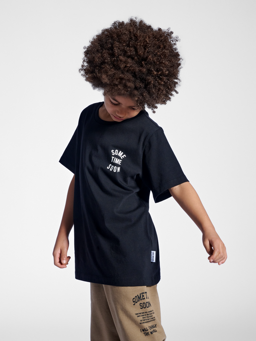 stmREVOLUTION T-SHIRT S/S, BLACK, model